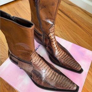 Women's Brown Pointed-Toe Western Boots with Textured Scale Detail